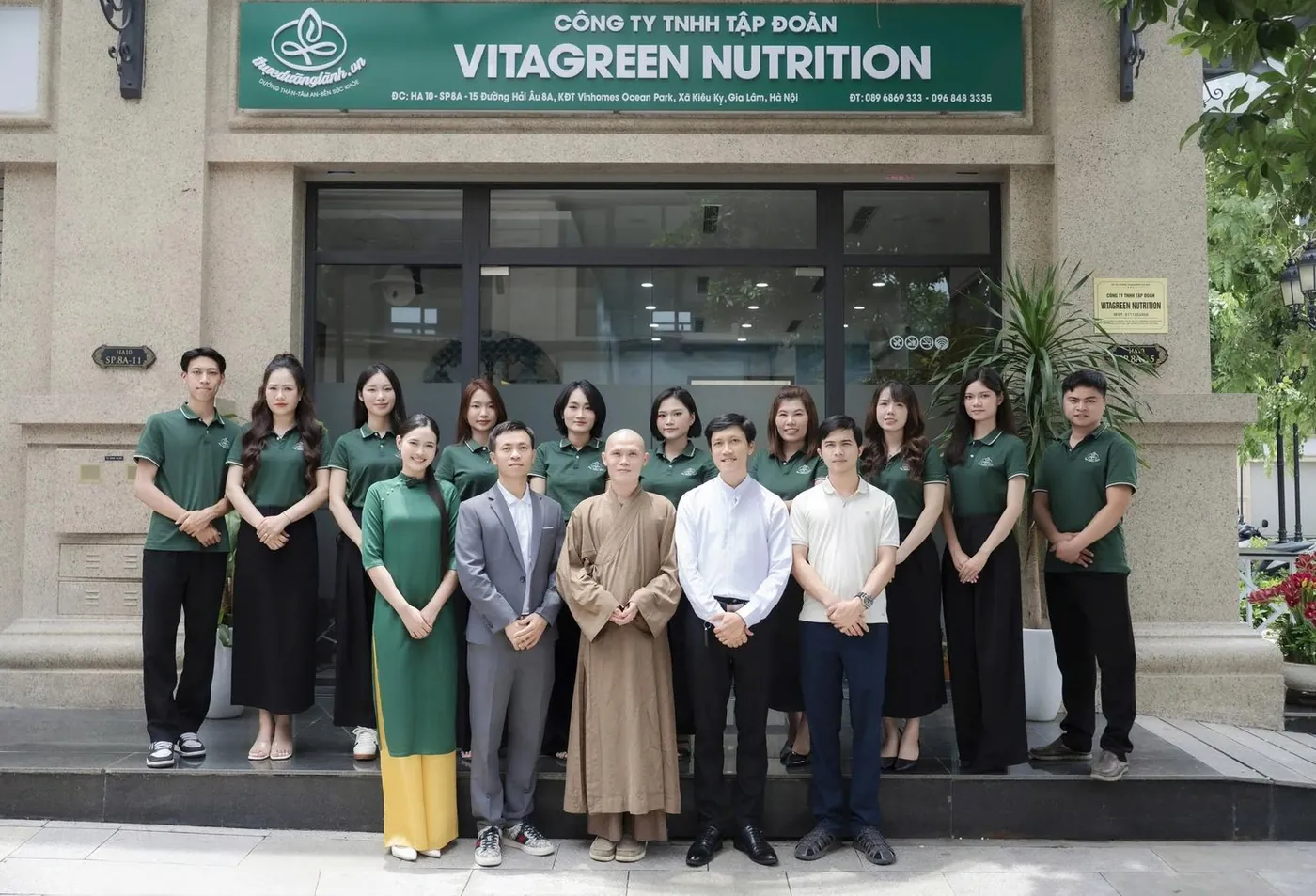 Đội ngũ VitaGreen trước văn phòng Vinhomes Ocean Park