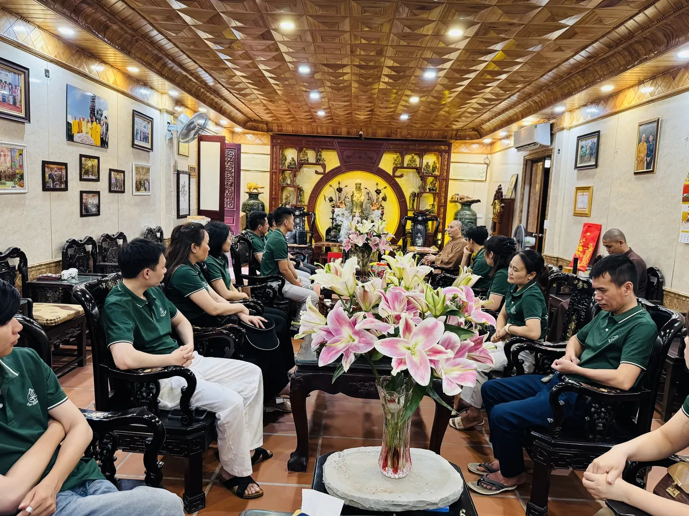 Cả đội nghe pháp thoại